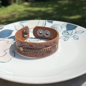Leather bracelet with arrow